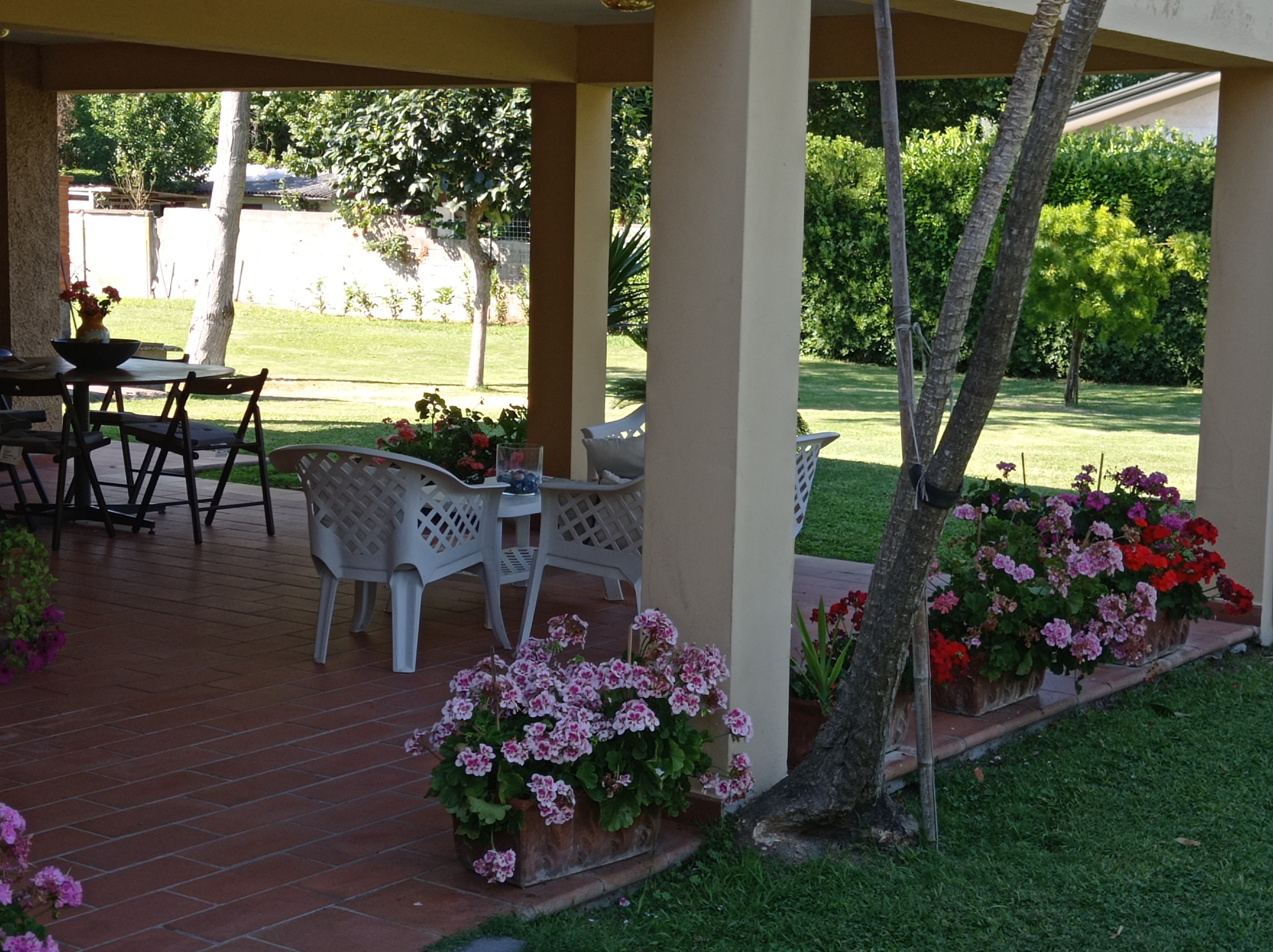 Giardino e porticato villa in Versilia