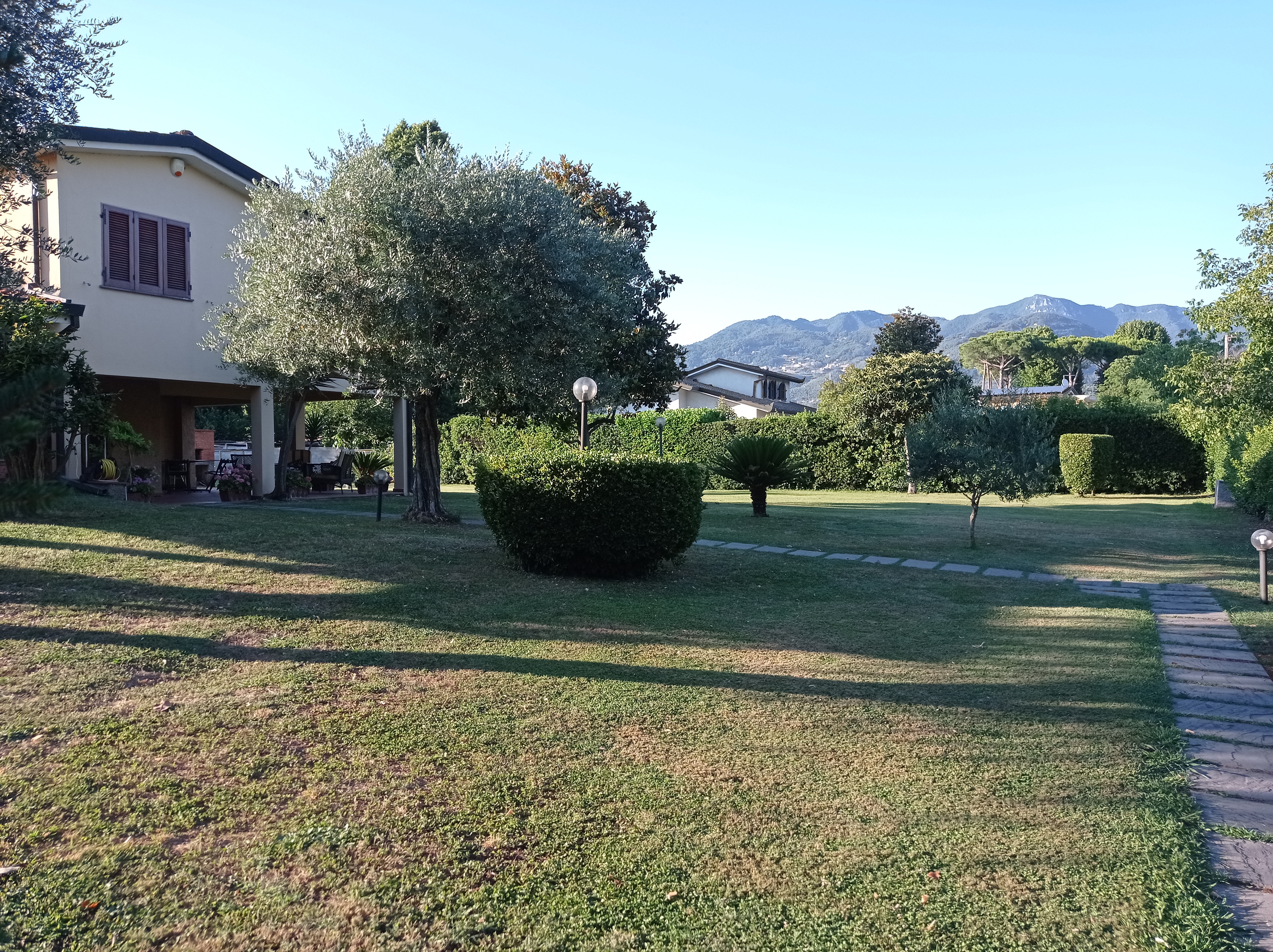 Giardino privato con vista sulle colline della Versilia